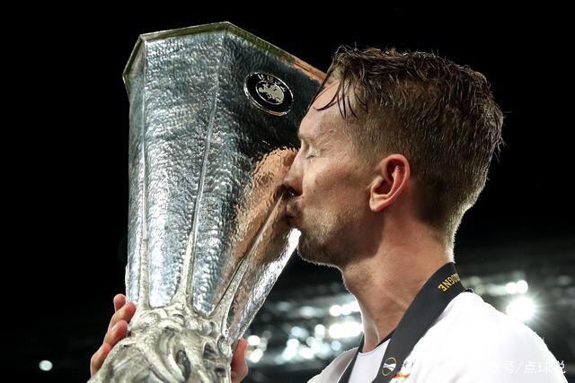 世体：巴萨本轮西甲将穿白色球裤致敬经典